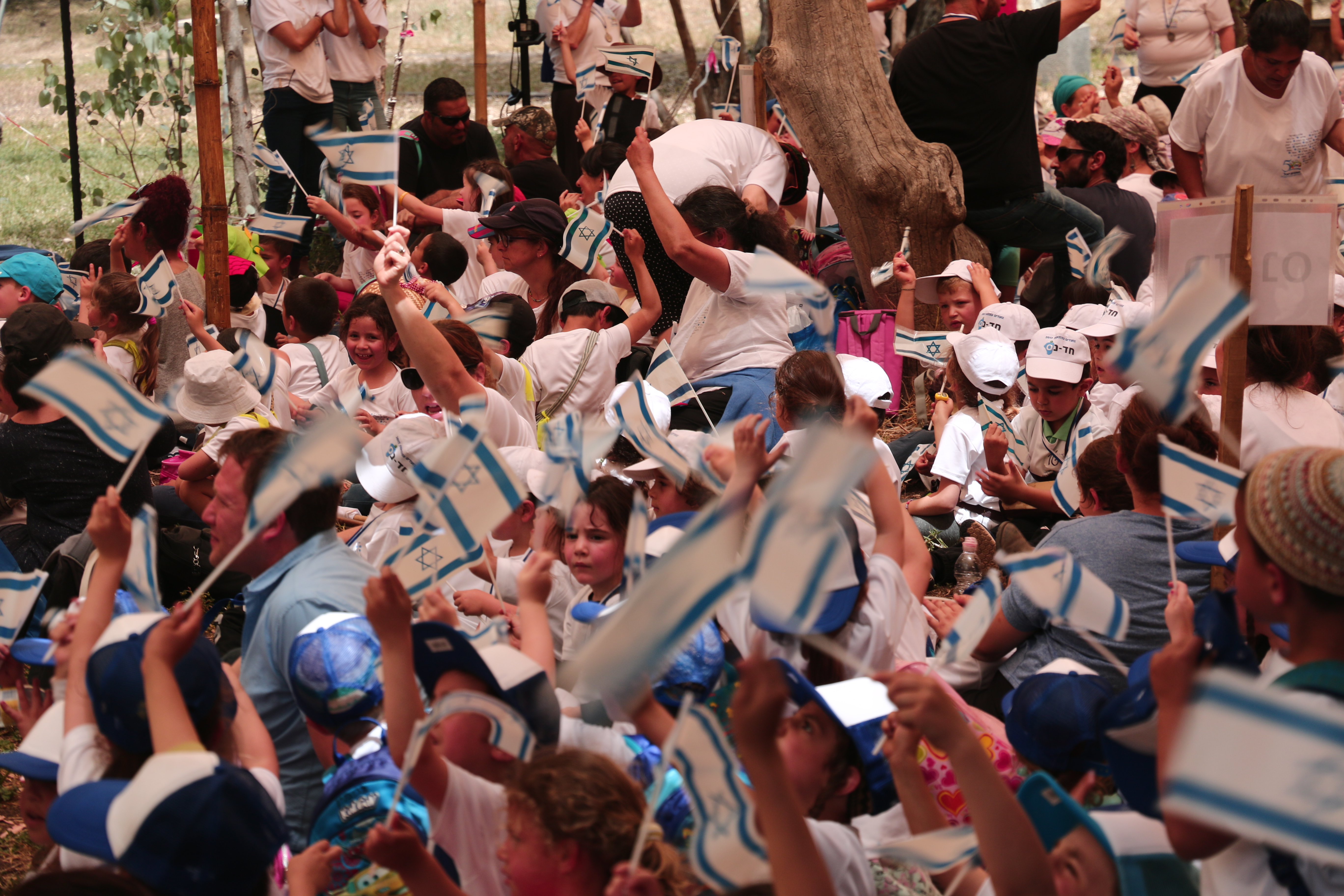 הילדים מנופפים